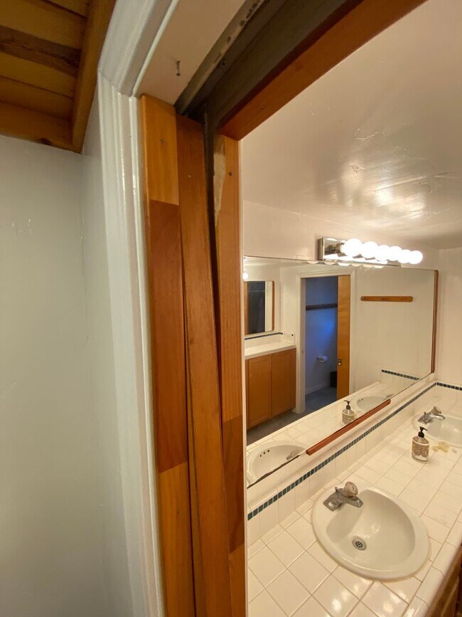 Building Photo - 6536 Del Playa Dr