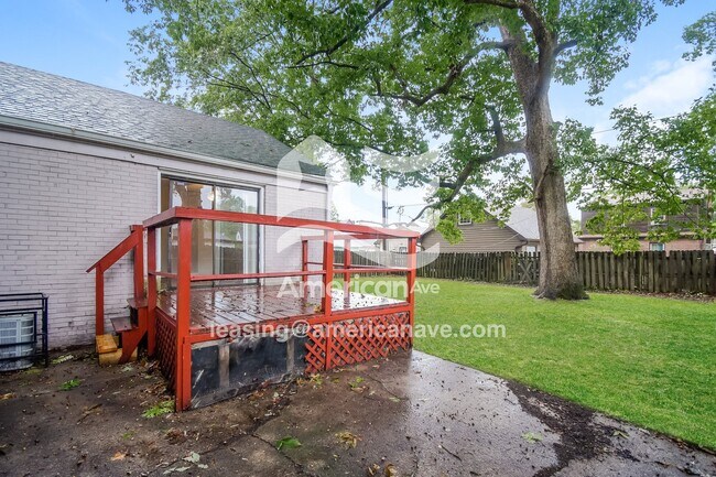 Building Photo - 3620 N Gladstone Ave