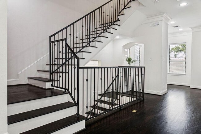 Building Photo - 734 W 20th St