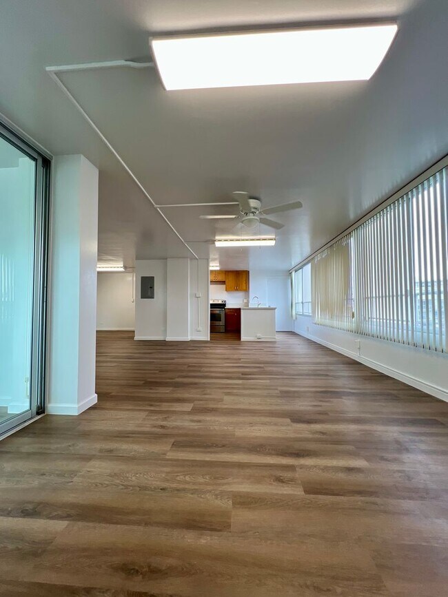 Building Photo - Spacious and Renovated Unit--2Bedrooms, 2B...