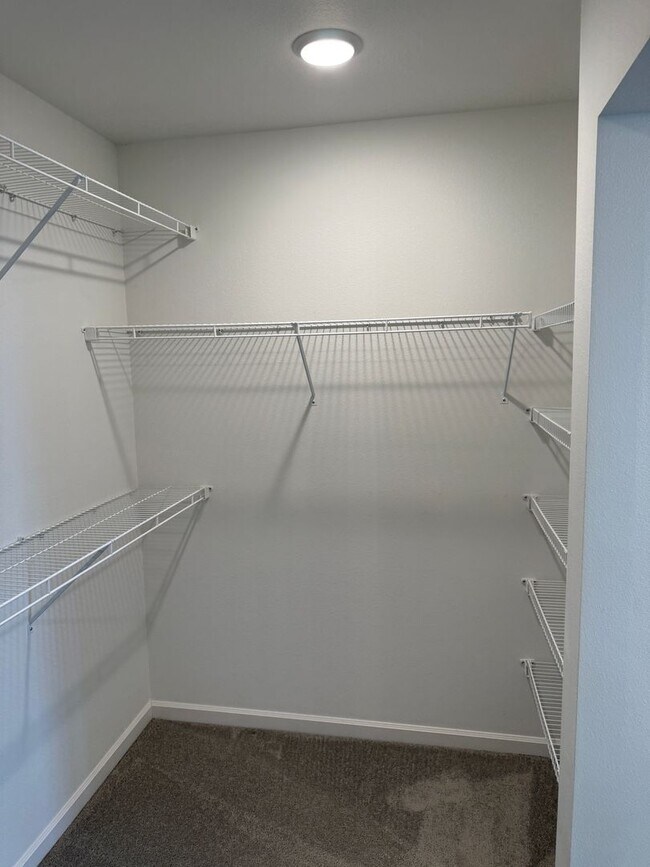 Building Photo - Hillsboro Townhouse/Condo