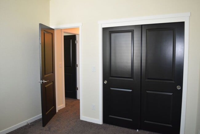 Building Photo - 3280 Chickadee Ct