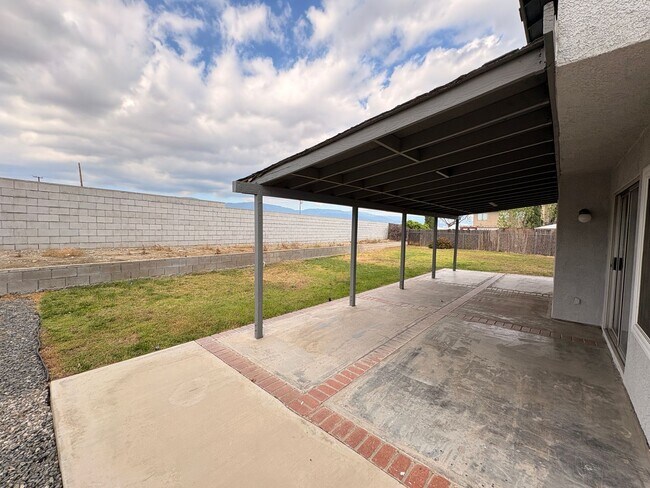 Building Photo - 4 Bed, 2.5 Bath in Rialto!