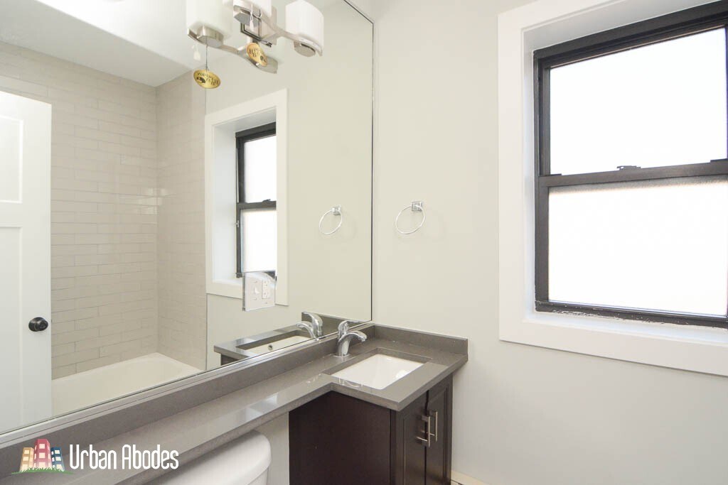 Building Photo - 709 W Brompton Ave