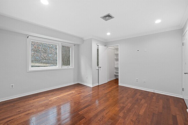 Building Photo - 18 SKYVIEW Ter