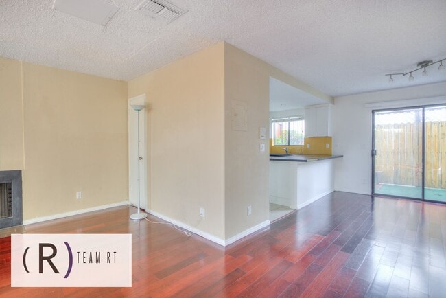 Building Photo - Gorgeous townhouse in a quiet 6-unit gated complex