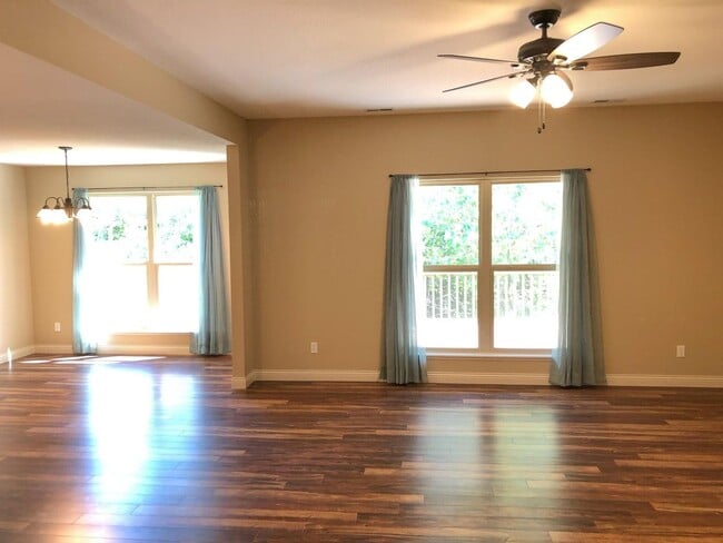 Building Photo - Like-New Ranch Home — 3 Bed / 2 Bath in Fo...