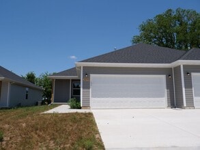 Building Photo - 3 bedroom duplex Aurora, MO