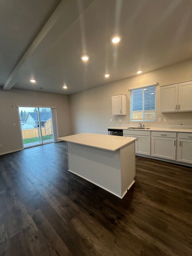 Building Photo - 4-Bedroom 2.5-Bathrrom house in Springfield