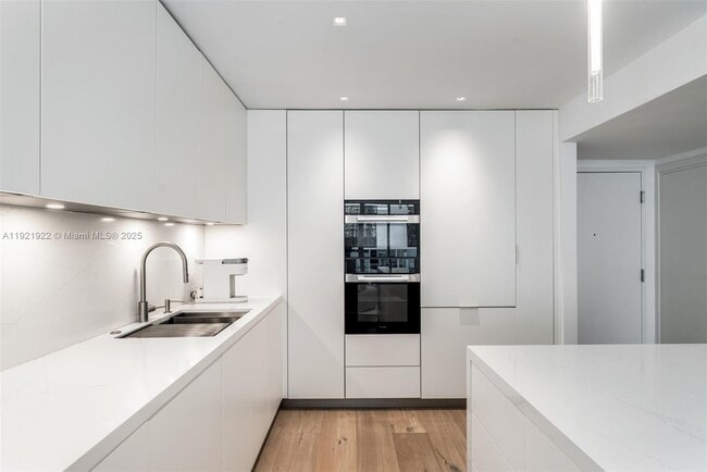 Building Photo - 2301 Collins Ave