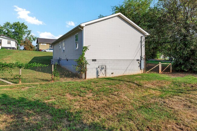 Building Photo - 219 W Watt St