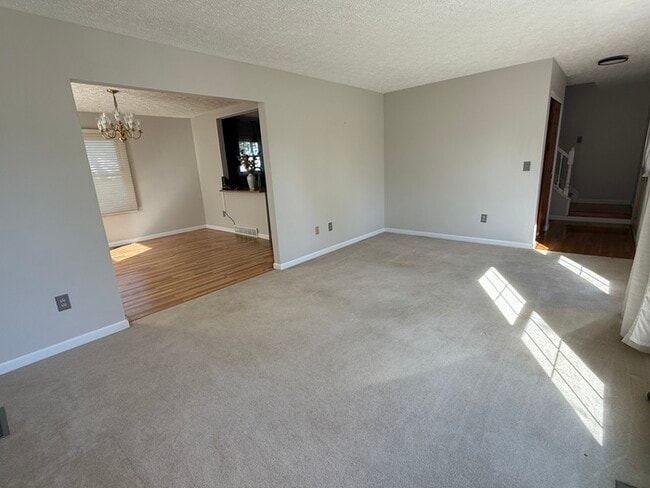 Building Photo - Updated 4 Bedroom, 2.5 Bath Home