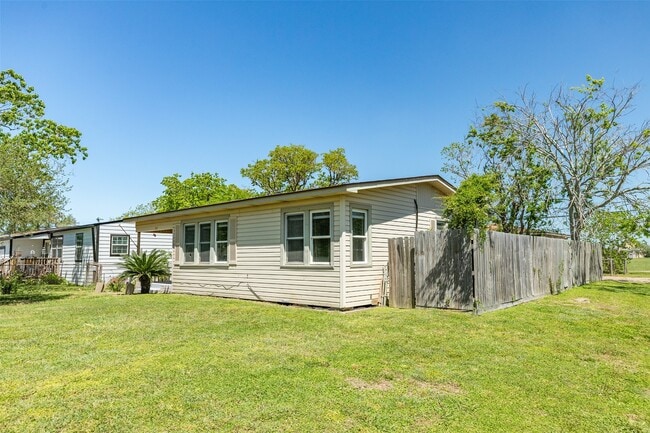 Building Photo - 302 W 8th St