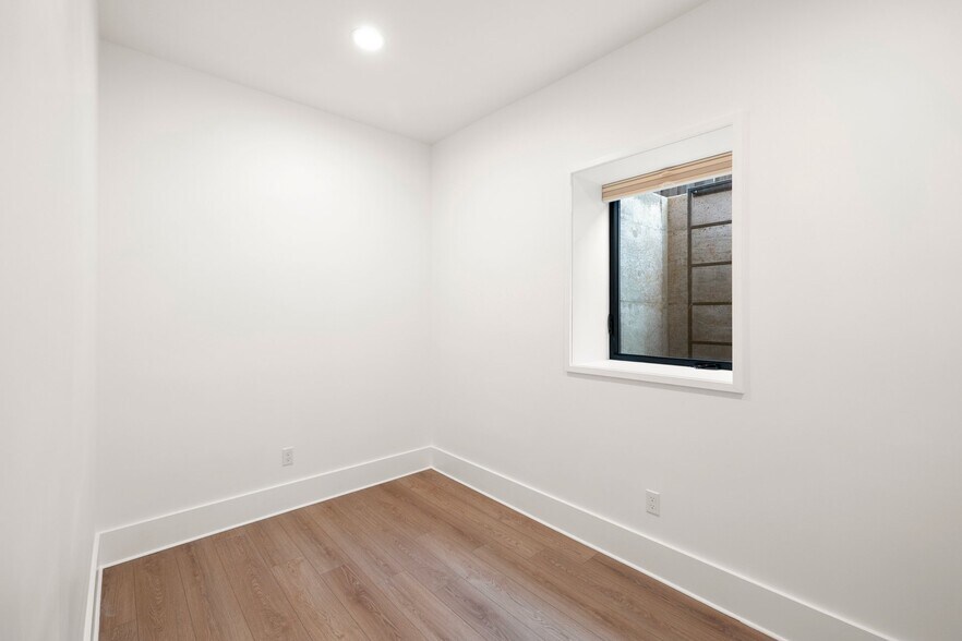 Building Photo - 2247 SE Brooklyn St