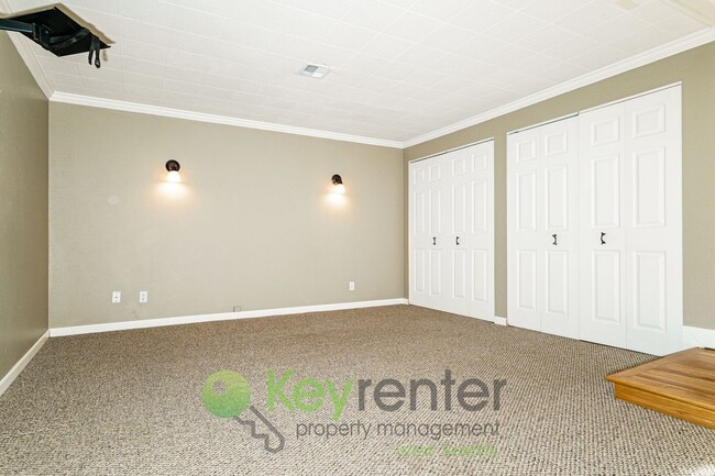 Building Photo - Comfort and Charm in This Bright 2-Bedroom...