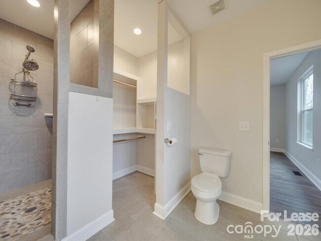 Building Photo - 824 Woodrun Dr