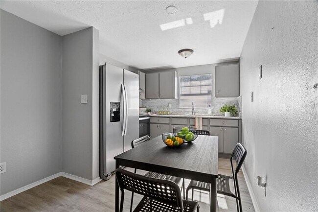 Building Photo - 4220 E Powhatan Ave