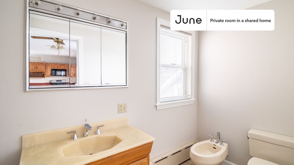 Building Photo - Private bedroom in 3 bed/1 bath Home