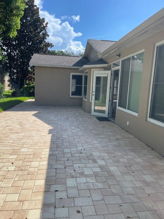 Building Photo - 8143 Laurel Green Dr