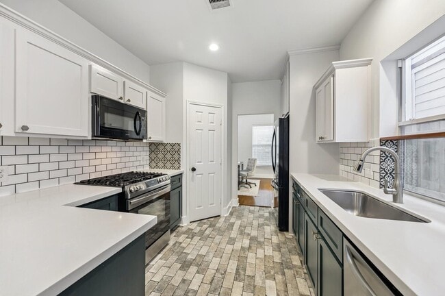 Building Photo - 609 W 20th St