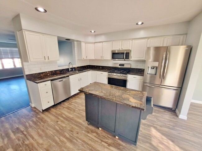 Building Photo - 3 Bed / 1-1/2 Bath Single Family Townhome ...