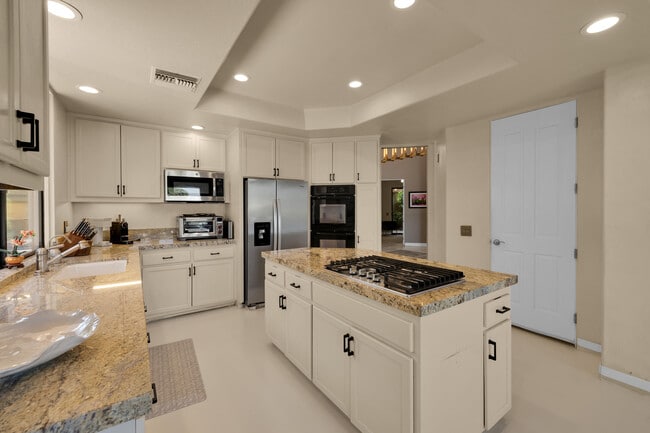 Building Photo - 76895 Avenida Fernando