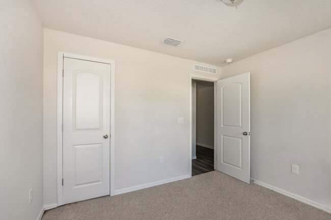 Building Photo - 30 Perthshire Ln