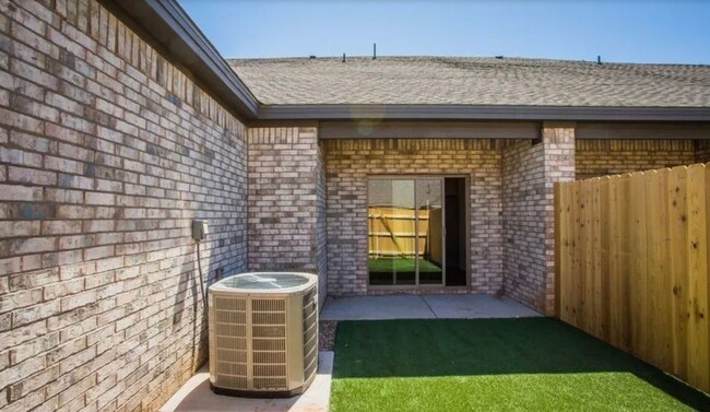 Building Photo - 3 Bedroom 2.5 Bathroom Townhome in Prime L...