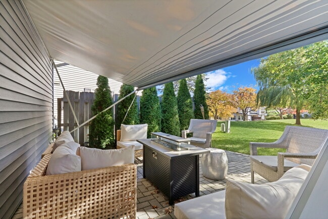 Building Photo - 658 White Ct