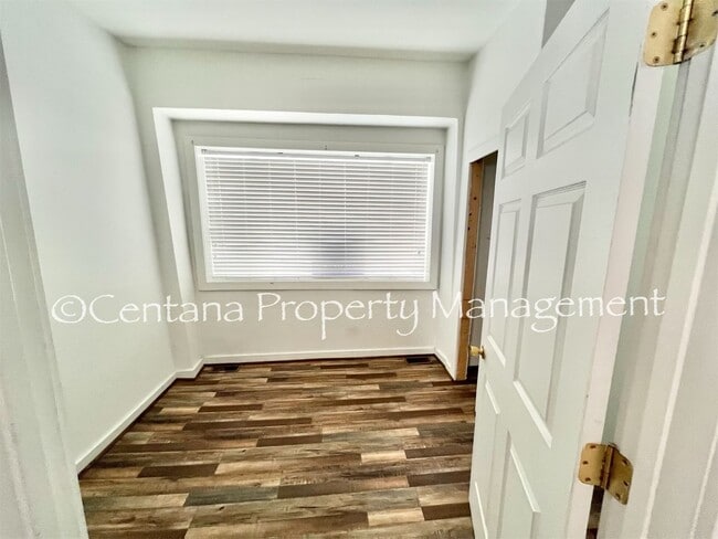 Building Photo - 2 bedroom on the main floor of a duplex on Main St!