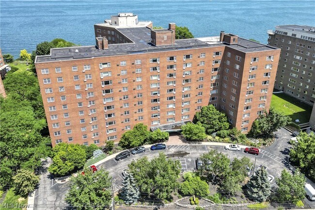 Building Photo - 11850 Edgewater Dr