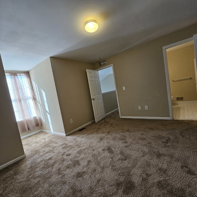 Building Photo - "2 Bedroom Townhome, 2.5 Bathroom, 2 Car G...