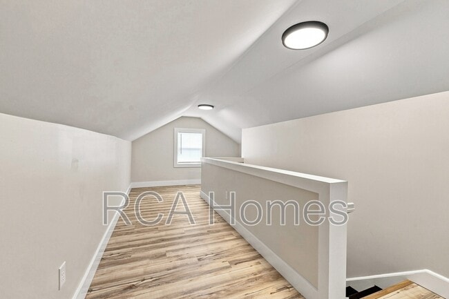 Building Photo - 1545 E Legrande Ave
