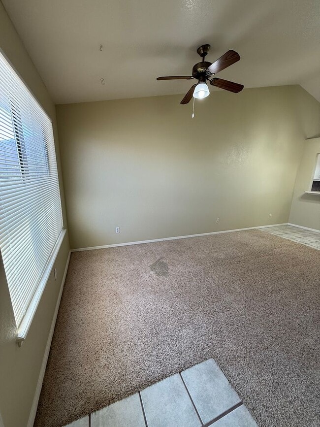 Building Photo - 2 Bedroom, 1 Bath Unit Available Now!