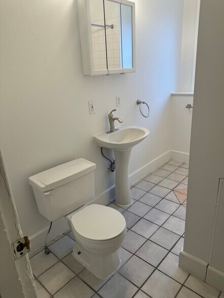 Building Photo - 370 S Negley Ave