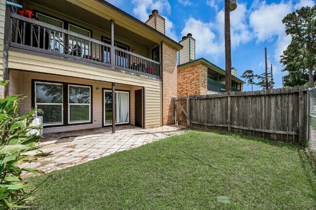 Building Photo - No Carpet. Private Yard. Extra Storage. What More Could You Ask For?