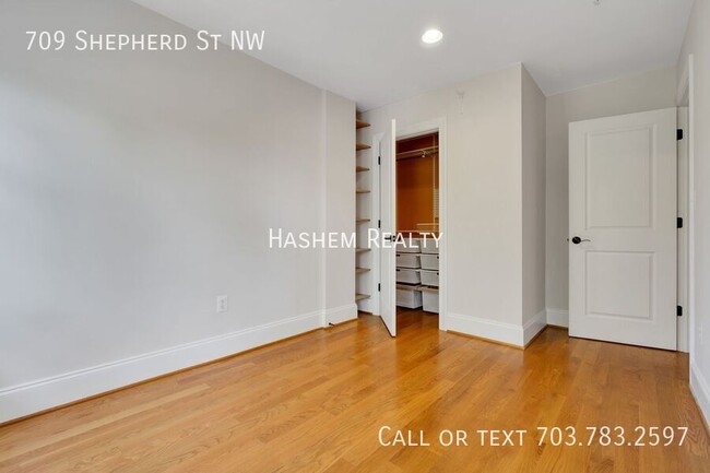 Building Photo - Spacious 4 Bedroom House in Washington, DC!