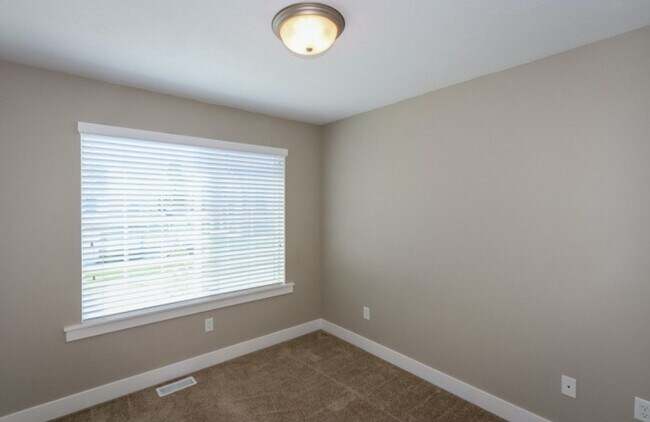 Building Photo - Beautiful Taylorsville Townhouse