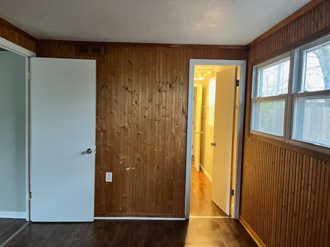 Building Photo - Adorable 3 Bedroom Home