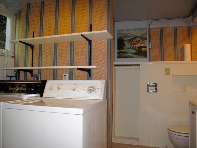Building Photo - Move-In Special! Queen Anne Craftsman Home
