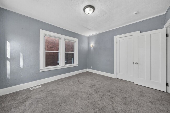 Building Photo - 2025 Calvert Ave