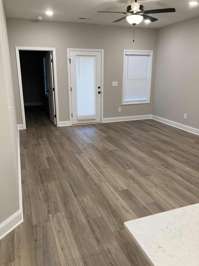 Building Photo - 434 Ronnie Drive SE