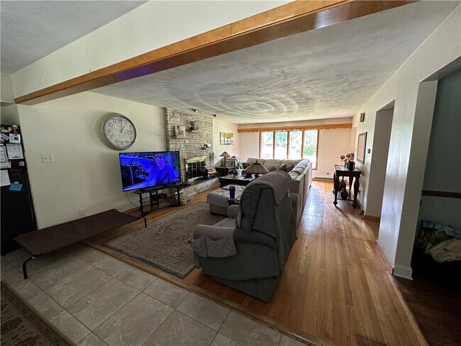 Building Photo - 6840 Haskell Dr