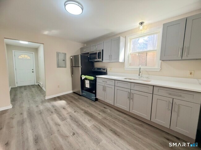 Building Photo - 3 Maple St