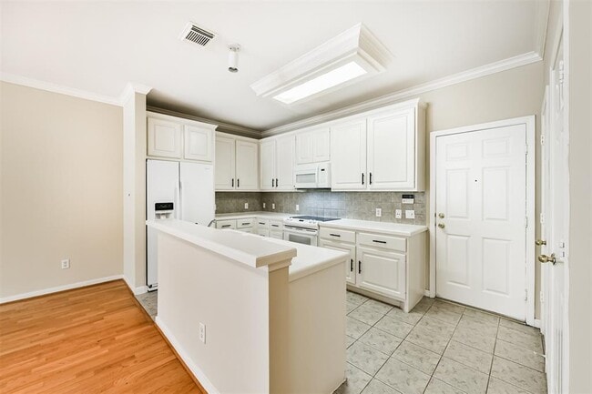 Building Photo - 1408 Tuam St