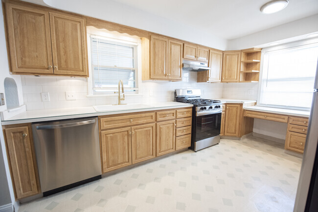 Building Photo - 5976 Hodgman Dr