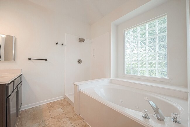 Building Photo - 23759 River Pl Dr