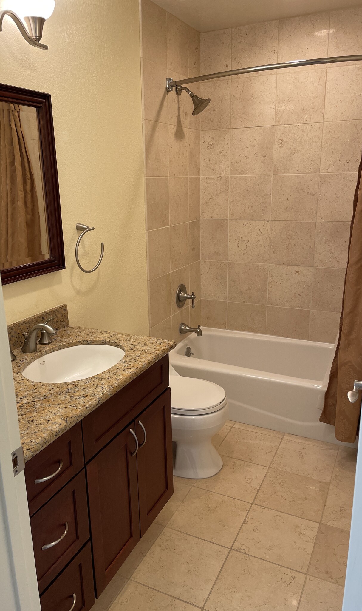 Building Photo - 2118 Pinehurst Ct