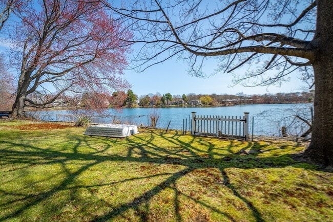 Building Photo - 108 Lake Ave