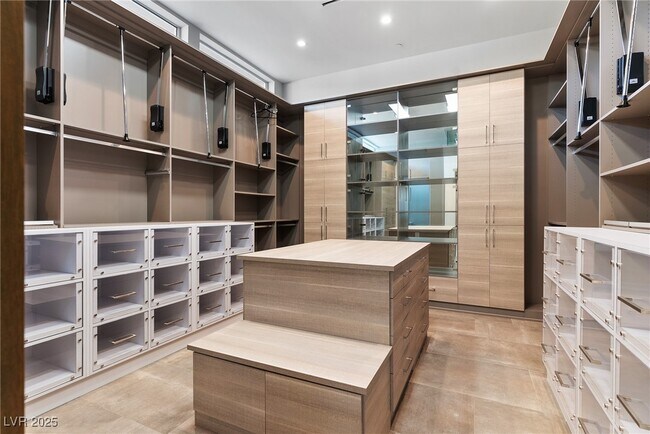 Building Photo - 5 Rockstream Dr
